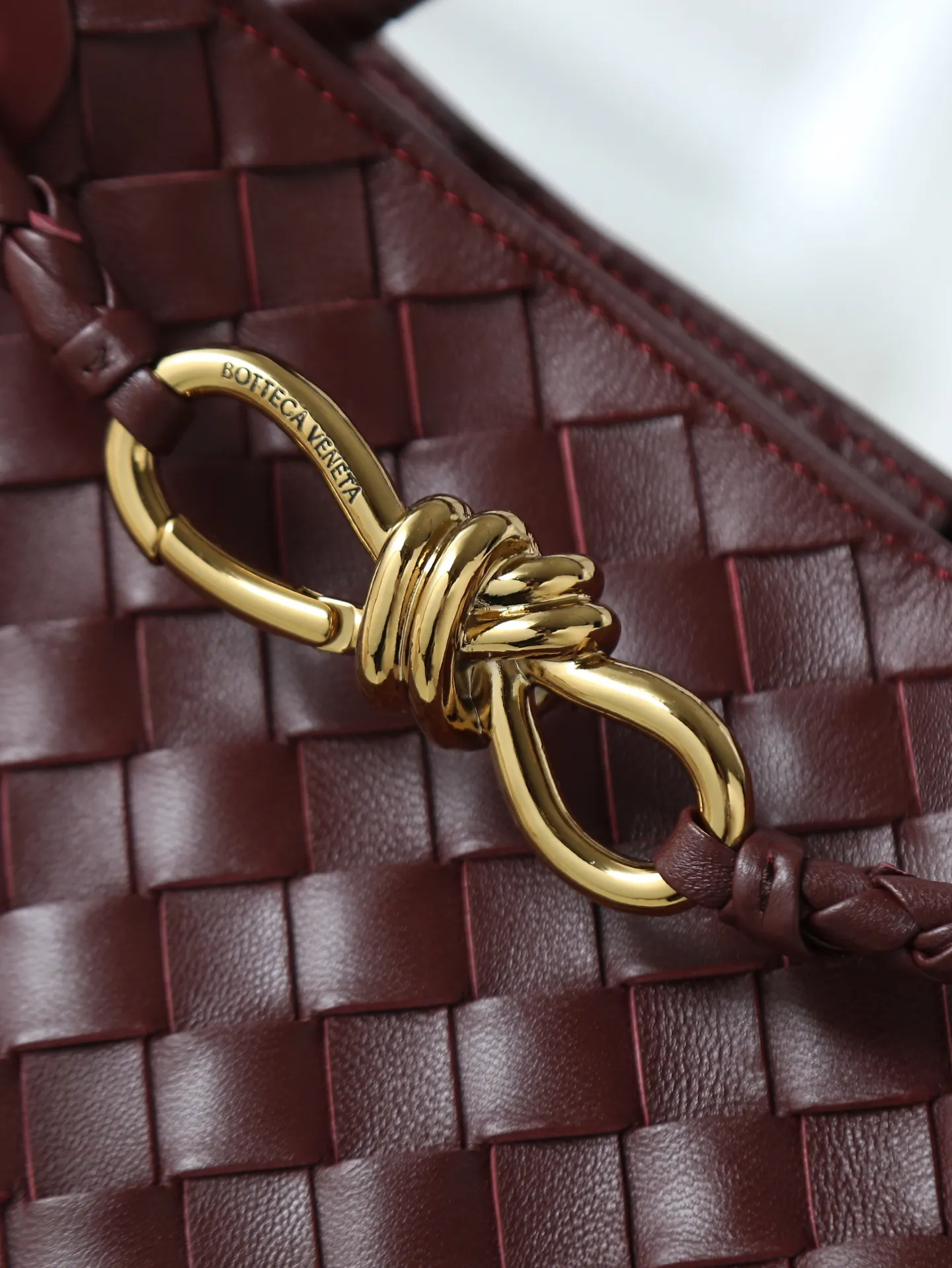 1300. Andiamo is shipping‼ ️Really popular🔥The new Andiamo woven handbag launched by Bottega Veneta this season is really popular all over the world! ! Celebrities at home and abroad have worn it, and Oscar-winning actress Michelle Yeoh has taken it out on the street. Song Jia, Trai Yala, Yu Feihong, Sanji Ayaka, Rosie Hunting-Whiteley, Yoshioka Riho, etc. have all worn this bag. It is classic and versatile and shows off your temperament, and the bag capacity is also large, which is very convenient for daily commuting! ! A variety of carrying methods, the shoulder straps can be adjusted by yourself, the original lambskin feels soft and delicate, and the unisex style breaks the gender boundaries and brings a more practical and long-lasting use experience. Andiamo, which has both elegant and casual styles, perfectly interprets the true appearance of "fashionable old money style". Style number: 766014 Size: 25*22*10.5cm